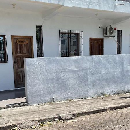 Casa De Huespedes "Darling" Hotel Пуерто Бакерисо Морено Екстериор снимка